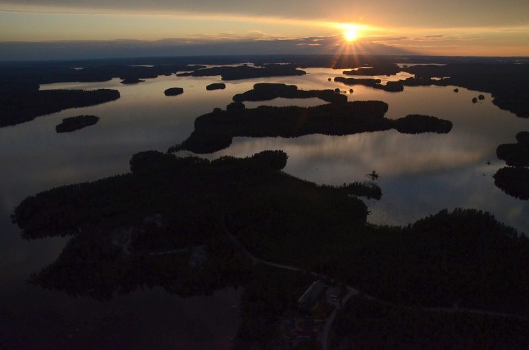 Sumiainen ja rautalankaa