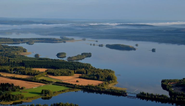 Biotuotetehtaan rakentamista ja Lapin ruskaa ilmasta nähtynä