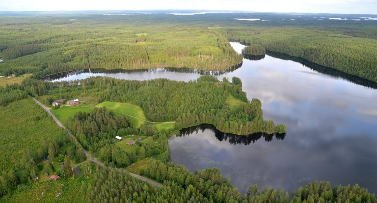 Valkeisjärvi, kylä Viitasaaren läntisellä laidalla.