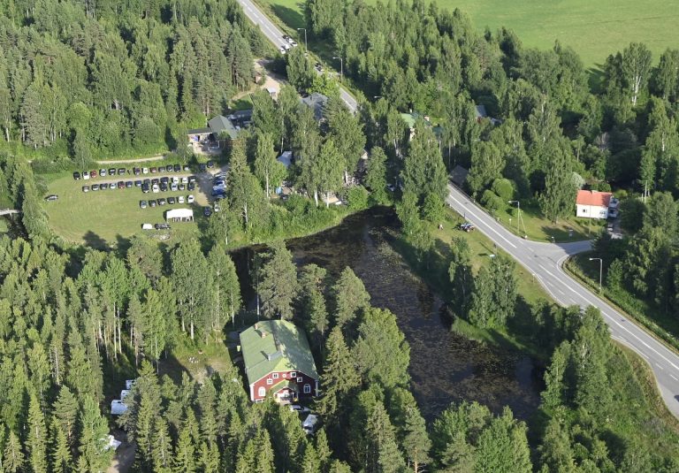 Traktorijatseilla ja hirsinavetalla 11.7-26 ilmojen teitä.
